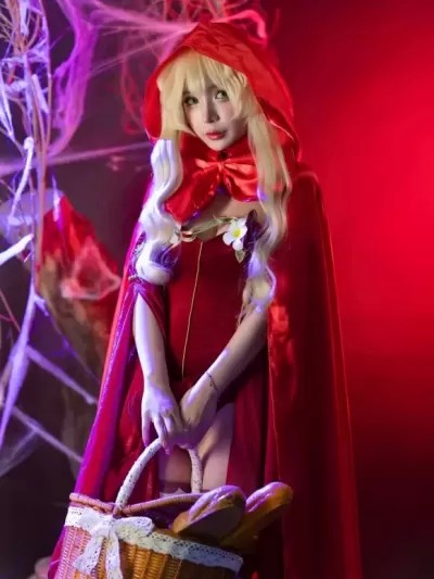 Umeko J – Red Riding Hood